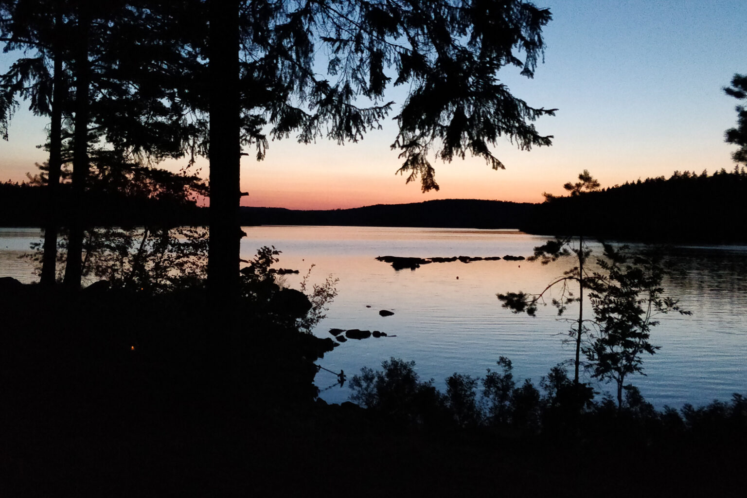 Skymning vid sjön